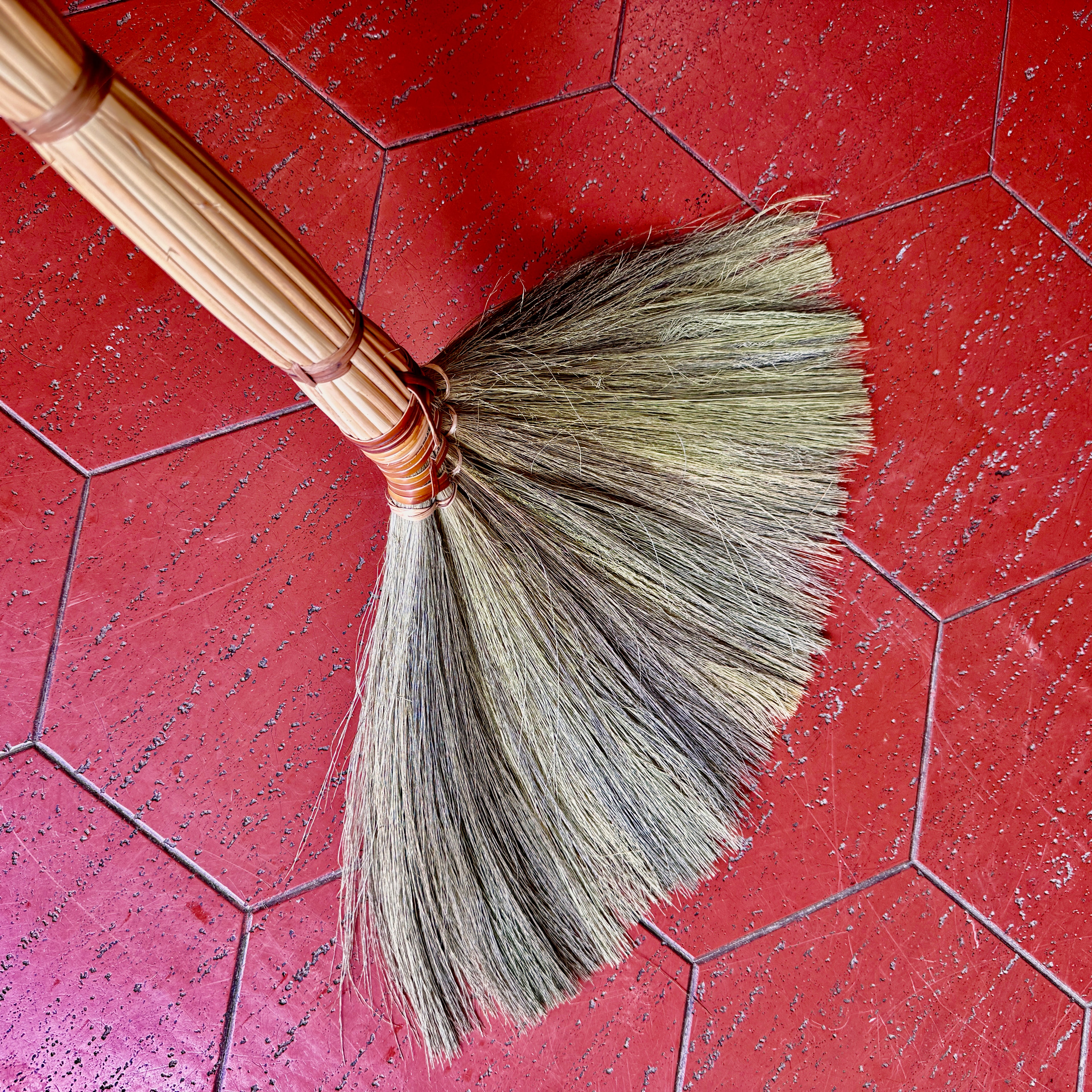 Jhoi Broom - Bold Edition (Chổi Jhoi Đậm Chất)