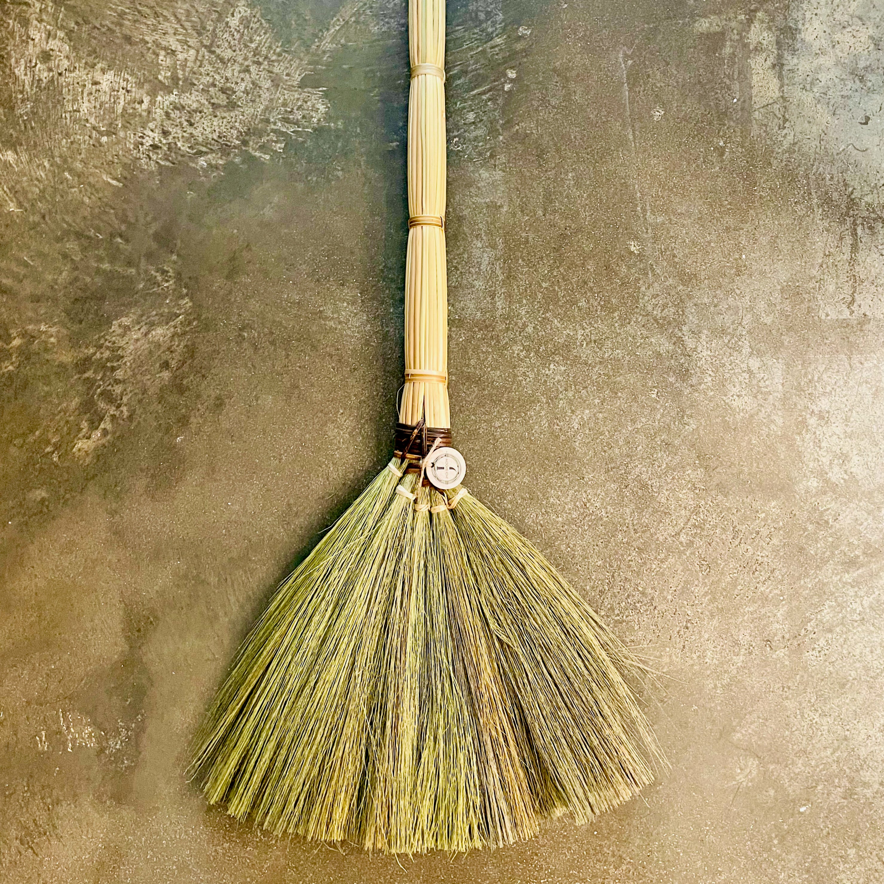 Jhoi Broom - Bold Edition (Chổi Jhoi Đậm Chất)
