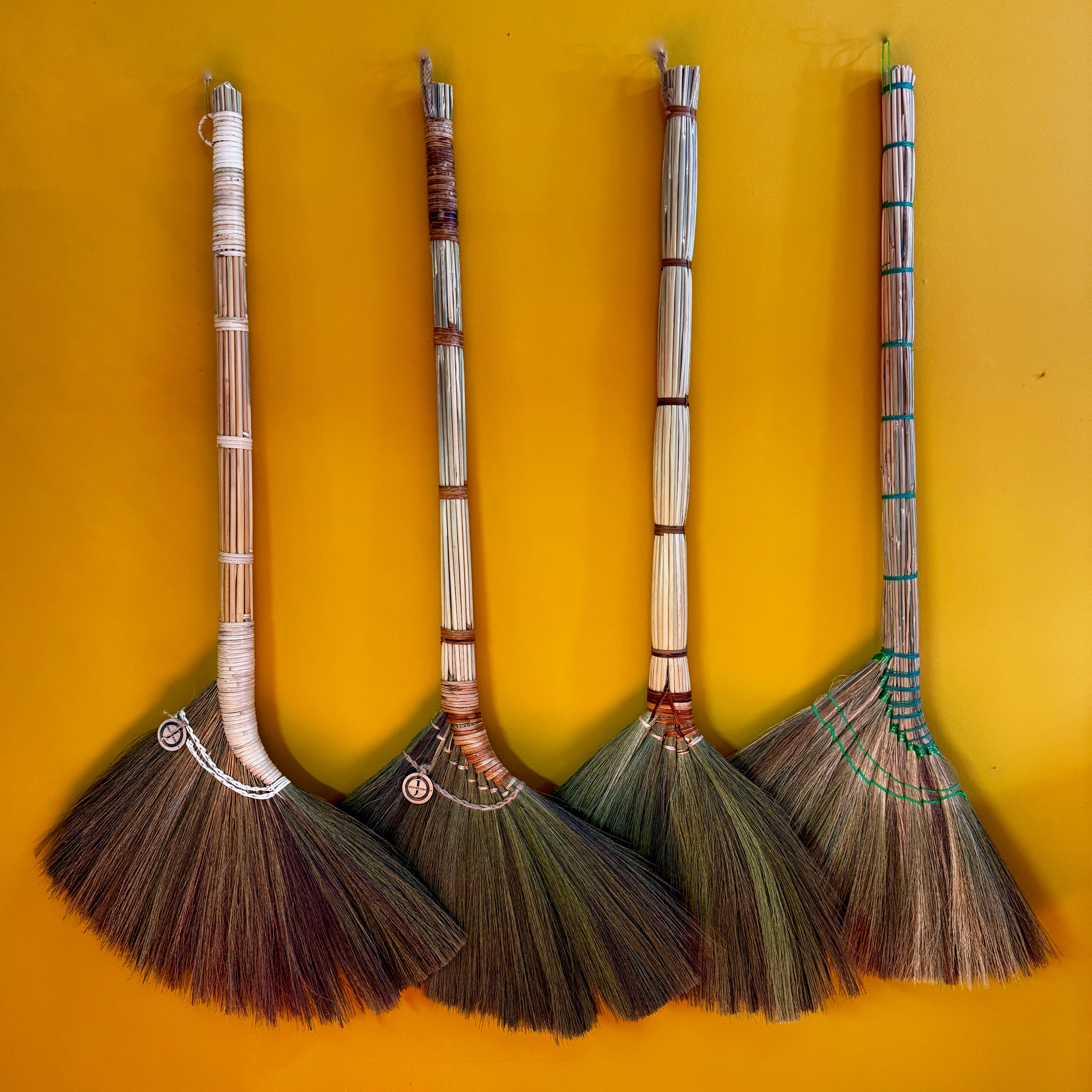 Jhoi Broom - Bold Edition (Chổi Jhoi Đậm Chất)