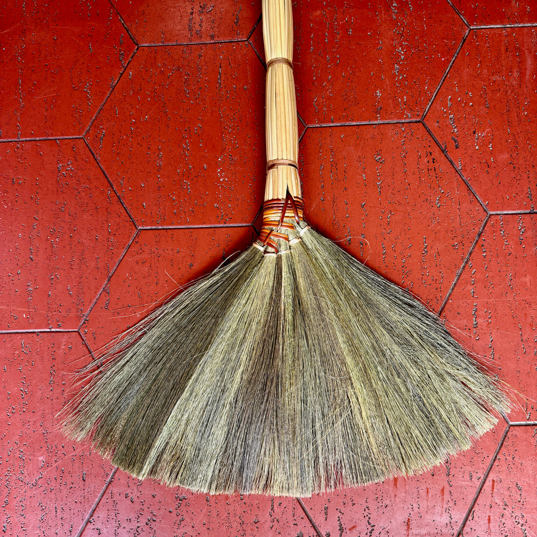 Jhoi Broom - Bold Edition (Chổi Jhoi Đậm Chất)